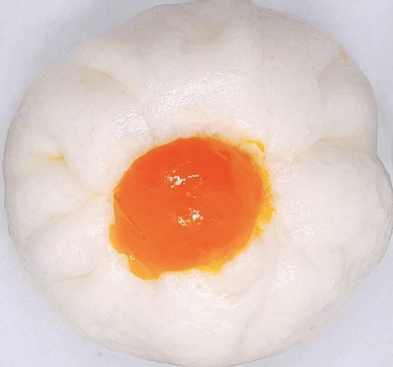 ซาลาเปาหมูสับไข่เค็ม Mine Pork and Salted Egg Buns